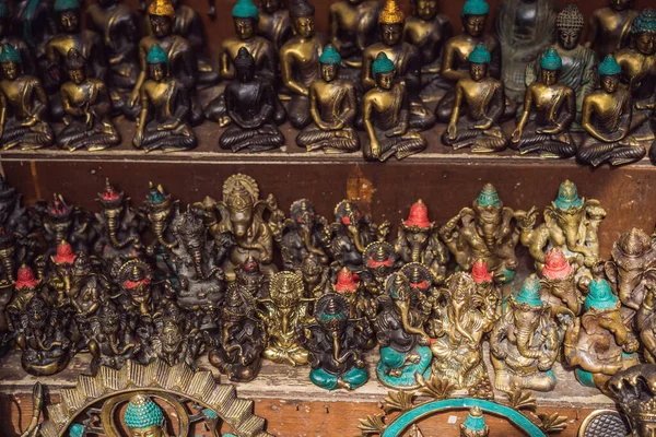 Tienda de souvenirs típica que vende souvenirs y artesanías de Bali en el famoso Mercado de Ubud, Indonesia. Mercado balinés. Recuerdos de madera y artesanía de los residentes locales — Foto de Stock