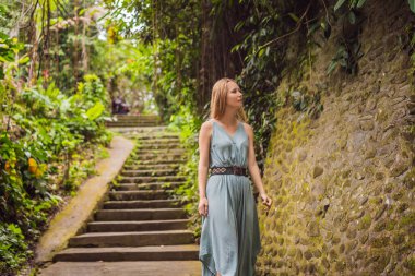 Bali 'deki genç kadın turist Ubud' un dar ve rahat caddelerinde yürüyor. Bali popüler bir turizm merkezidir. Bali konseptine Seyahat