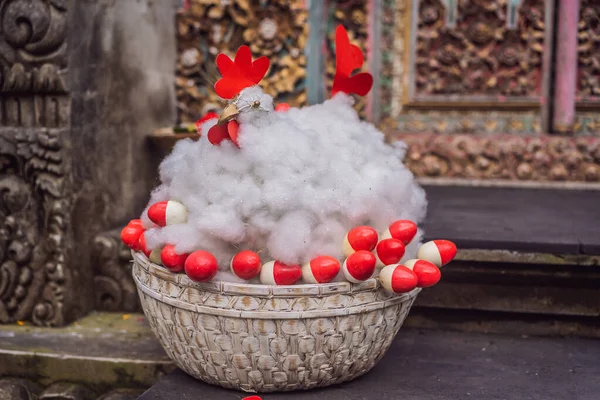 Pollo y huevos rojos en el césped —  Fotos de Stock