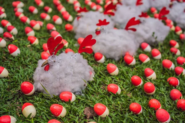 Pollo y huevos rojos en el césped — Foto de Stock