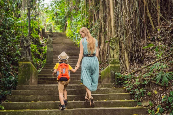Matka a syn turisté na Bali procházky po úzkých útulných ulicích Ubud. Bali je oblíbenou turistickou destinací. Cestování na Bali. Koncept cestování s dětmi — Stock fotografie