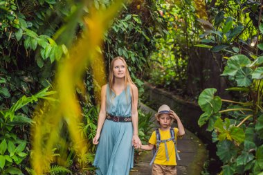 Bali 'deki anne ve oğul turistler Ubud' un dar ve rahat caddelerinde yürüyorlar. Bali popüler bir turizm merkezidir. Bali 'ye seyahat. Çocuk konseptiyle seyahat etmek