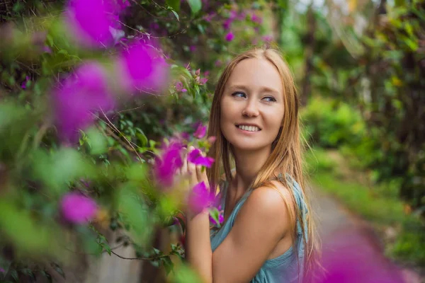 Młoda kobieta turystyczna na Bali spaceruje wąskimi, przytulnymi uliczkami Ubud. Bali jest popularnym miejscem turystycznym. Podróż na Bali — Zdjęcie stockowe