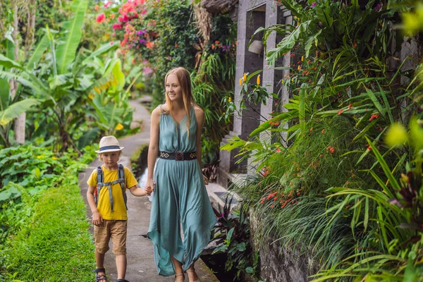 Bali 'deki anne ve oğul turistler Ubud' un dar ve rahat caddelerinde yürüyorlar. Bali popüler bir turizm merkezidir. Bali 'ye seyahat. Çocuk konseptiyle seyahat etmek — Stok fotoğraf