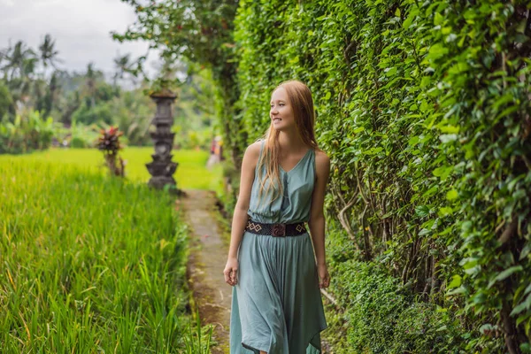 Eine junge Touristin in Bali spaziert durch die engen, gemütlichen Gassen von Ubud. bali ist ein beliebtes Touristenziel. Anreise zum bali concept — Stockfoto