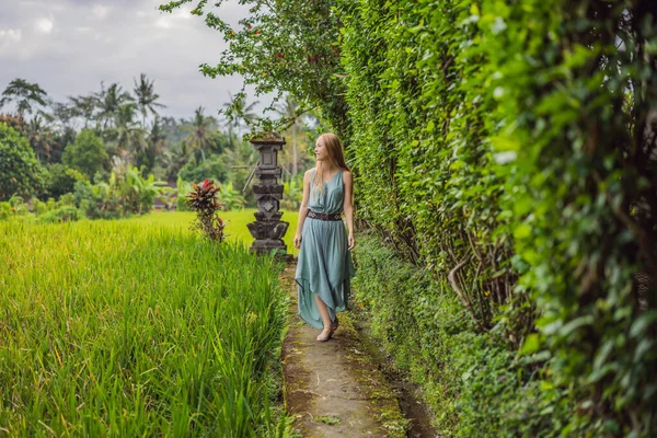 Eine junge Touristin in Bali spaziert durch die engen, gemütlichen Gassen von Ubud. bali ist ein beliebtes Touristenziel. Anreise zum bali concept — Stockfoto