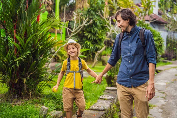 Vater und Sohn Touristen in Bali spazieren durch die engen, gemütlichen Gassen von Ubud. bali ist ein beliebtes Touristenziel. Reise nach bali concept. Reisen mit Kindern — Stockfoto