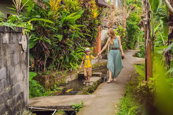 Mutter und Sohn Touristen in Bali spazieren durch die engen, gemütlichen Gassen von Ubud. bali ist ein beliebtes Touristenziel. Reise nach bali concept. Reisen mit Kindern — Stockfoto