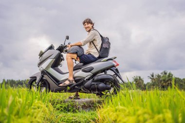 Bisikletli bir erkek gezgin pirinç tarlasında. Turist Bali 'ye seyahat ediyor