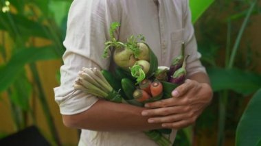 Çevre dostu ürün ambalaj konsepti. Sebzeler bir muz yaprağı sarılmış, plastik bir torba alternatif olarak. Sıfır atık kavramı. Alternatif ambalaj