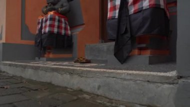 Galungan tatilini kutlamak için bale binasının girişinde çekilen düzenli bir süsleme. Bali kavramının kültürel hayatı