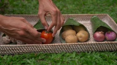 Çevre dostu ürün ambalaj konsepti. Sebzeler bir muz yaprağı sarılmış, plastik bir torba alternatif olarak. Sıfır atık kavramı. Alternatif ambalaj