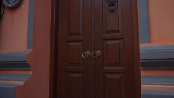 Galunganの休日を祝うためにバリニーズの家への入り口で作られた装飾品のSteadicamショット。バリの文化的生活 — ストック動画