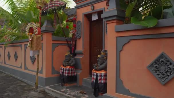 Steadicam tiro de decoraciones hechas en una entrada a la casa balinesa para celebrar las fiestas de Galungan. La vida cultural del concepto de Bali — Vídeo de stock