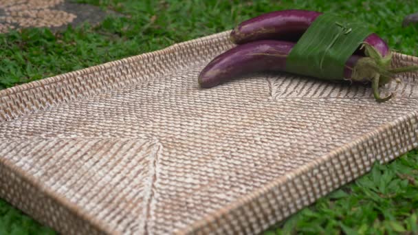 Concept d'emballage écologique des produits. Légumes enveloppés dans une feuille de banane, comme alternative à un sac en plastique. Concept zéro déchet. Emballage alternatif — Video