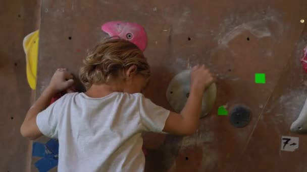 Убуд, Індонезія - 4,08,2019: маленький хлопчик піднімається на стіну в спортзалі для альпіністів. — стокове відео