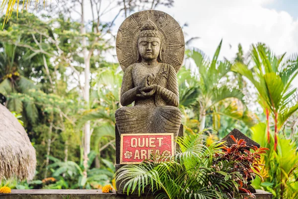 Una zona tranquila signo en un rincón tranquilo del jardín — Foto de Stock