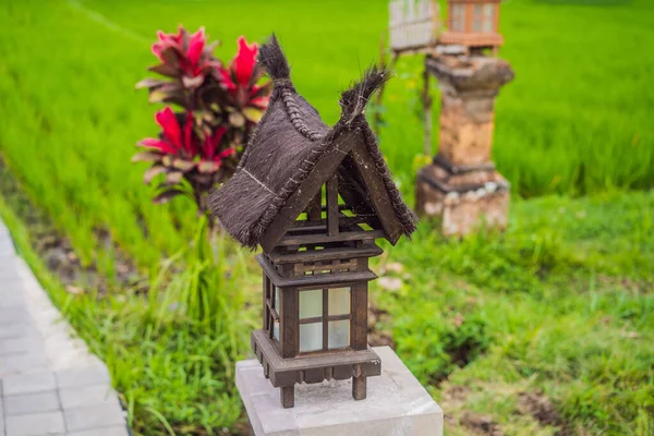 Lâmpada semelhante a uma pequena casa em Bali, entre um campo de arroz — Fotografia de Stock