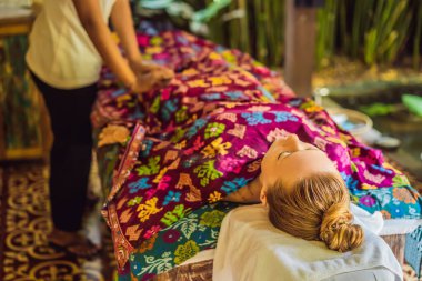 Genç güzel rahatlatıcı kadın güzellik salonunda Spa Masaj omuz Başlarken