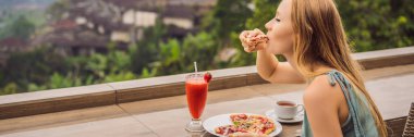 Kadın, tropik bale arka planında lezzetli çilekli pizza yiyor. Bali Adası, Endonezya Bayrağı, Long Format