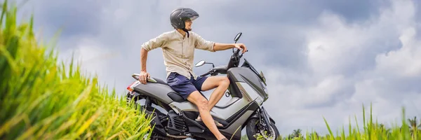 Viajero masculino en bicicleta entre un campo de arroz. Viajes turísticos a Bali BANNER, FORMATO LARGO —  Fotos de Stock