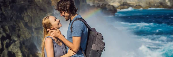 Hombre y mujer turistas en la luna de miel en el fondo del mar Ángeles Billabong en Nusa Penida, Bali, Indonesia. Bali Travel Concept BANNER, FORMATO LARGO — Foto de Stock