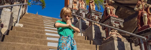 Joven turista en templo budista Brahma Vihara Arama Bali BANNER, FORMATO LARGO —  Fotos de Stock