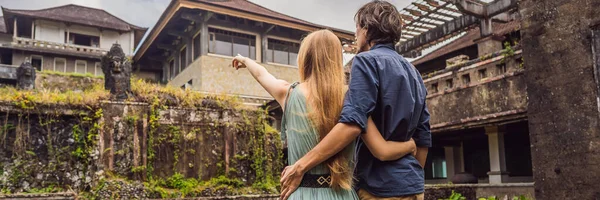 Glückliches verliebtes Paar in einem verlassenen und geheimnisvollen Hotel in bedugul. Indonesien, Insel Bali. Flitterwochen im Bali-Banner, Langformat — Stockfoto