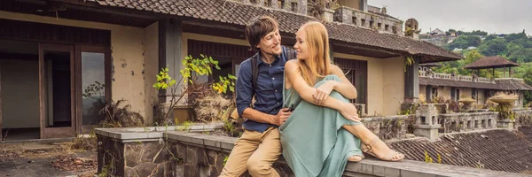 Pareja feliz enamorada en un hotel abandonado y misterioso en Bedugul. Indonesia, isla de Bali. Luna de miel en Bali BANNER, FORMATO LARGO —  Fotos de Stock