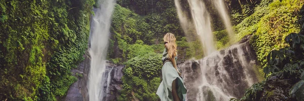 Frau in türkisfarbenem Kleid an den Sekumpul-Wasserfällen im Dschungel auf der Insel Bali, Indonesien. Bali Reisekonzept Banner, Langformat — Stockfoto