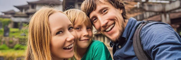 Feliz familia de turistas en un hotel abandonado y misterioso en Bedugul. Indonesia, BANNER Isla de Bali, FORMATO LARGO — Foto de Stock