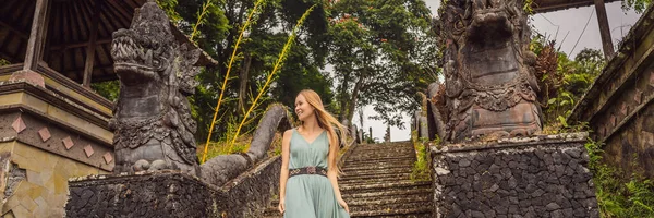 Touristin in verlassenem und mysteriösem Hotel in bedugul. Indonesien, Insel Bali. Bali Reisekonzept Banner, Langformat — Stockfoto