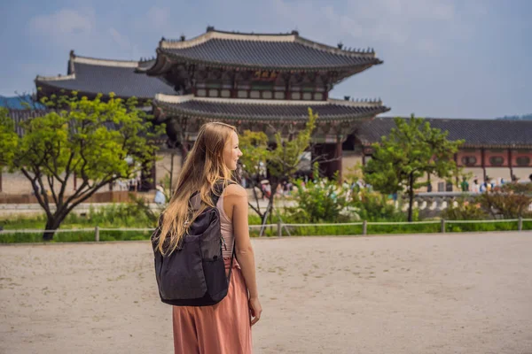 Turystka w Korei. Pałac Gyeongbokgung w Seulu, Korea Południowa. Podróż do Korei koncepcja — Zdjęcie stockowe