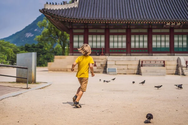 Chico turista en Corea. Gyeongbokgung Palace grounds en Seúl, Corea del Sur. Viajar al concepto de Corea. Viajar con concepto de niños —  Fotos de Stock