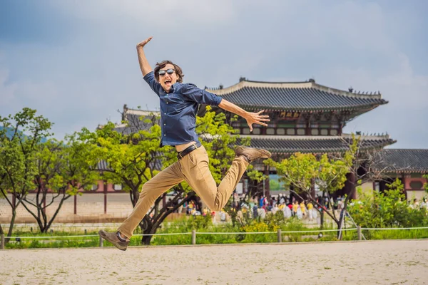 Kore 'de erkek turist. Güney Kore, Seul 'deki Gyeongbokgung Sarayı. Kore konseptine seyahat — Stok fotoğraf