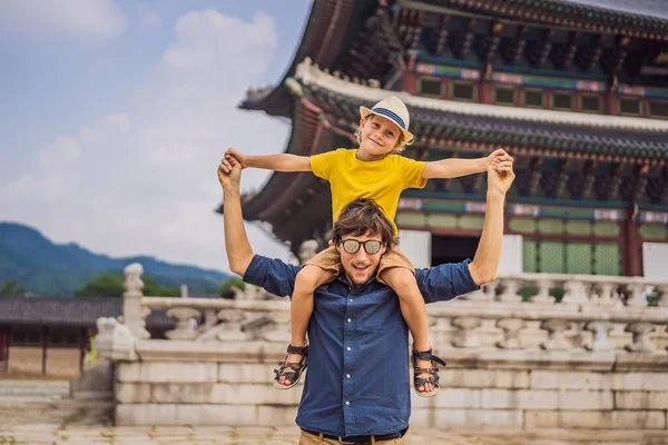 Tata i syn turyści w Korei. Pałac Gyeongbokgung w Seulu, Korea Południowa. Podróż do Korei. Podróżowanie z koncepcją dzieci — Zdjęcie stockowe