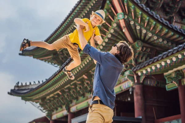 Dad and son tourists in Korea. Gyeongbokgung Palace grounds in Seoul, South Korea. Travel to Korea concept. Traveling with children concept — Stock Photo, Image