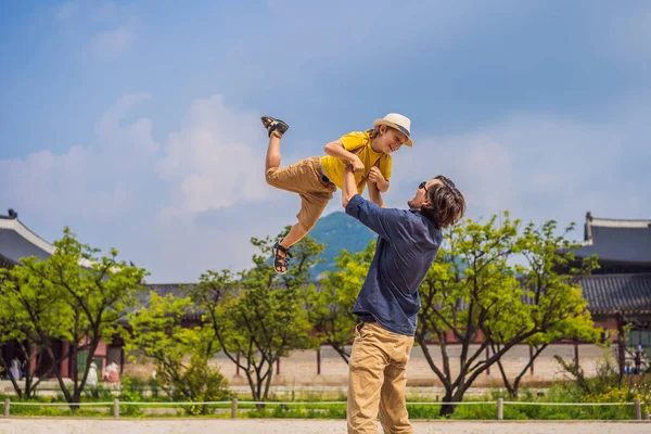 Papá e hijo turistas en Corea. Gyeongbokgung Palace grounds en Seúl, Corea del Sur. Viajar al concepto de Corea. Viajar con concepto de niños — Foto de Stock