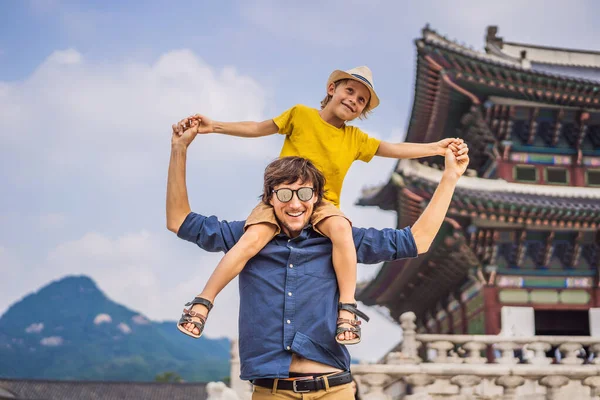 Baba ve oğul Kore 'de turistler. Güney Kore, Seul 'deki Gyeongbokgung Sarayı. Kore konseptine seyahat. Çocuk konseptiyle seyahat etmek — Stok fotoğraf