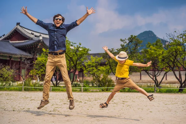 Papá e hijo turistas en Corea. Gyeongbokgung Palace grounds en Seúl, Corea del Sur. Viajar al concepto de Corea. Viajar con concepto de niños — Foto de Stock