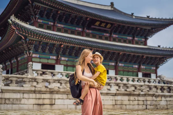 Mamá e hijo turistas en Corea. Gyeongbokgung Palace grounds en Seúl, Corea del Sur. Viajar al concepto de Corea. Viajar con concepto de niños —  Fotos de Stock