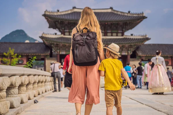 Mom and son tourists in Korea. Gyeongbokgung Palace grounds in Seoul, South Korea. Travel to Korea concept. Traveling with children concept — Stock Photo, Image
