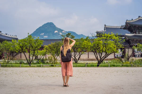 대한민국의 여성 관광객. 한국 서울에 있는 경복궁 공사장. 한국 여행의 개념 — 스톡 사진