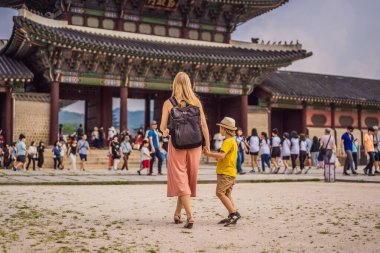 Kore 'de anne ve oğul turistler. Güney Kore, Seul 'deki Gyeongbokgung Sarayı. Kore konseptine seyahat. Çocuk konseptiyle seyahat etmek