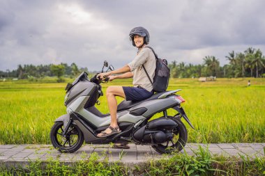 Bisikletli bir erkek gezgin pirinç tarlasında. Turist Bali 'ye seyahat ediyor
