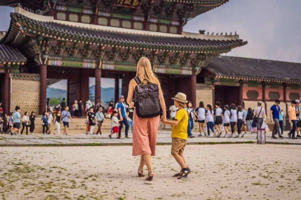 Мама і діти-туристи в Кореї. Палац Кьонгбокгун розташований в Сеулі, Південна Корея. Подорож до Кореї. Подорожі з дітьми. — стокове фото