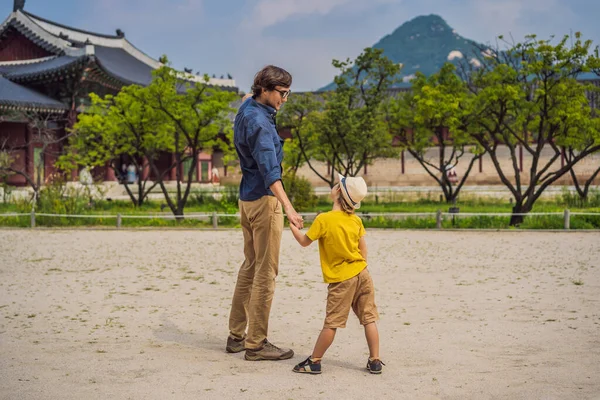 Papá e hijo turistas en Corea. Gyeongbokgung Palace grounds en Seúl, Corea del Sur. Viajar al concepto de Corea. Viajar con concepto de niños —  Fotos de Stock