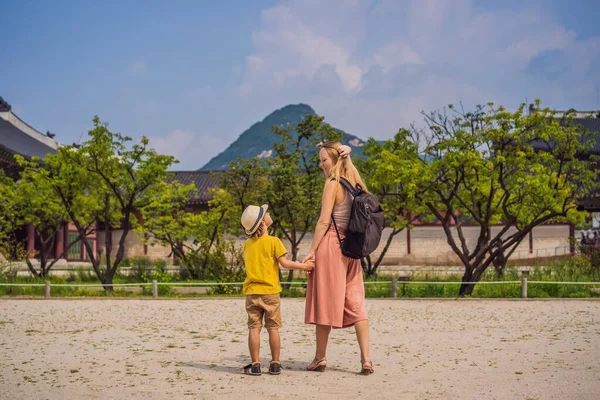 Mamá e hijo turistas en Corea. Gyeongbokgung Palace grounds en Seúl, Corea del Sur. Viajar al concepto de Corea. Viajar con concepto de niños —  Fotos de Stock