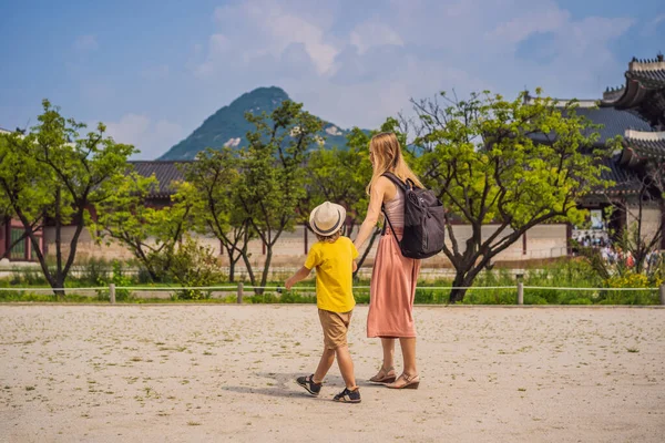 Maminka a syn turisté v Koreji. Gyeongbokgung Palace areál v Soulu, Jižní Korea. Koncept cestování do Koreje. Koncept cestování s dětmi — Stock fotografie