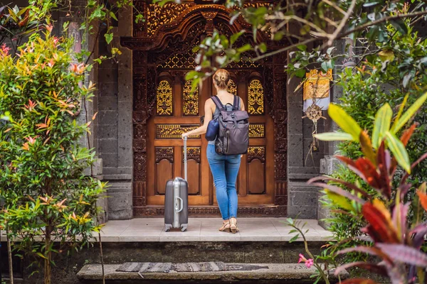 Молодая красивая женщина зарегистрироваться в подлинном отеле на Бали. Концепция туризма на Бали — стоковое фото
